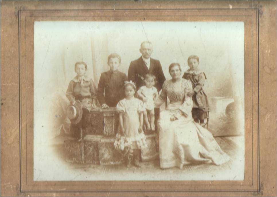 Od lewej: Zygmunt, Kazimierz, Maria, Roman (góra), Adam (dół), Elżbieta i Tadeusz
