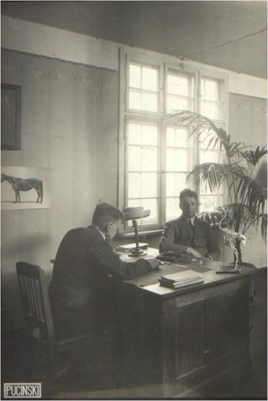 Tadeusz Vetulani in the office of prof. Z. Moczarski