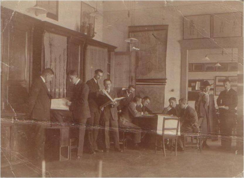 Zdjęcie podpisane: '7 maja 1922r. Dyżur niedzielny w Kółku rolników W.J. za mojej prezesury. Tadeusz Vetulani