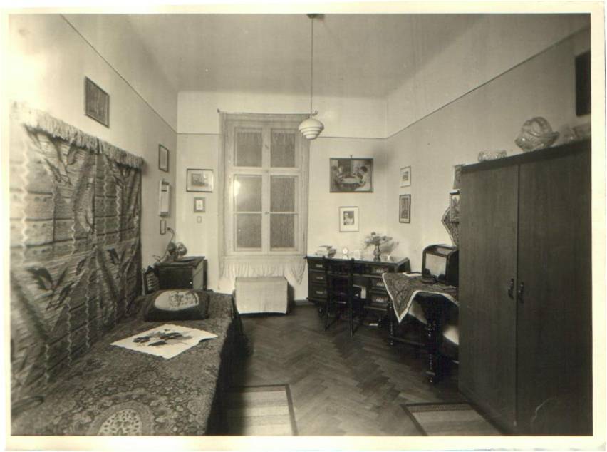 Appartment of Tadeusz Vetulani in Poznaniu, Libelta 24/9. Sleeping room and office. By 1951.