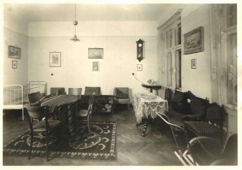 Appartment of Tadeusz Vetulani in Poznaniu, Libelta 24/9. Living room. By 1951.